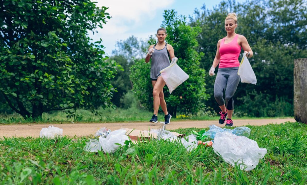 Lidé při běhání sbírají odpadky