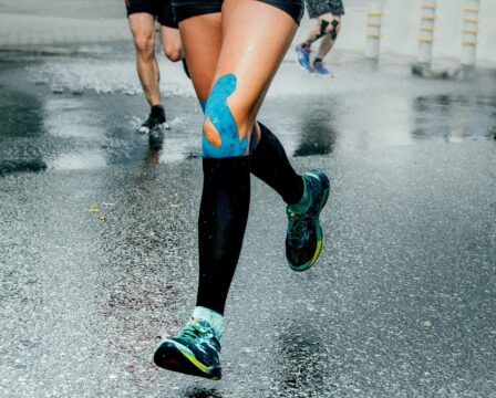 Tejpování kolene při běhu